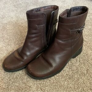 Clarks Women's Brown Leather Zip Up High Shaft Ankle Boots Size 6 M Style 32816
